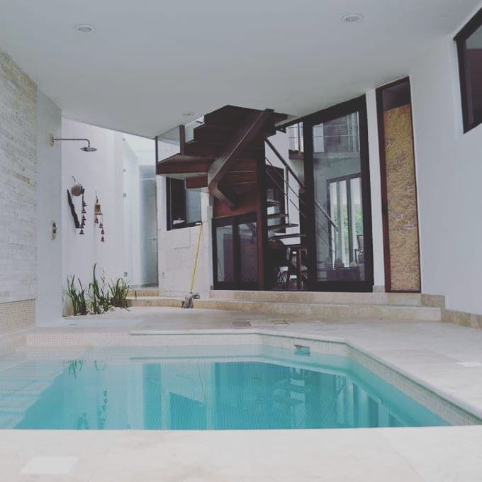 Foto de casa de la piscina y piscina contemporánea pequeña rectangular en patio trasero con suelo de baldosas