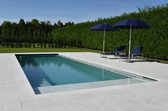 Piscina monoblocco rettangolare con spiaggetta in marmo e tapparella  incorporata - Contemporary - Pool - Other - by Basketliving Outdoor d'eccellenza