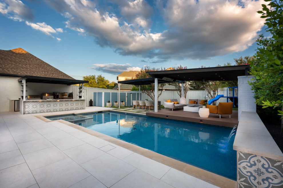 Diseño de piscina moderna de tamaño medio rectangular en patio trasero