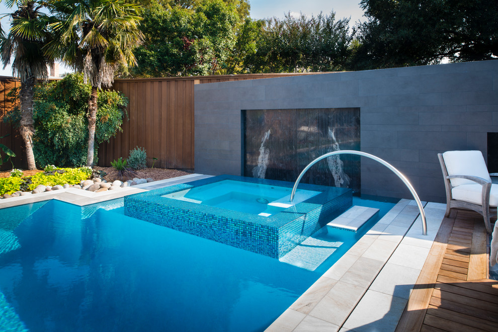 Стильный дизайн: большой прямоугольный бассейн на заднем дворе в стиле модернизм - последний тренд