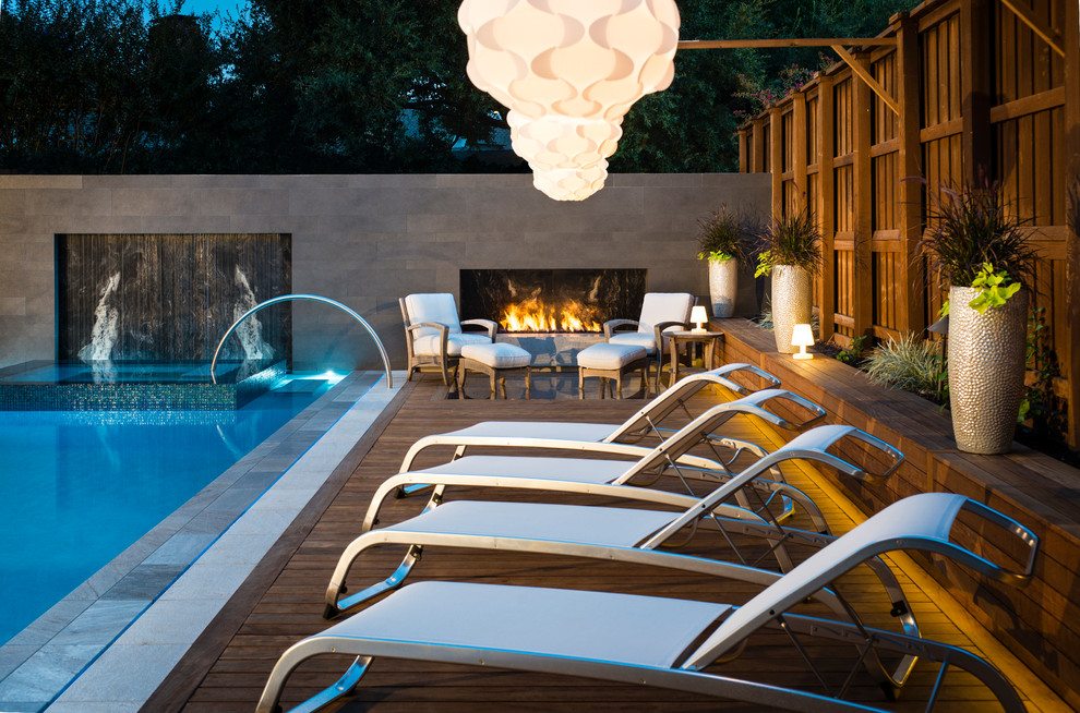 Идея дизайна: большой прямоугольный бассейн на заднем дворе в стиле модернизм