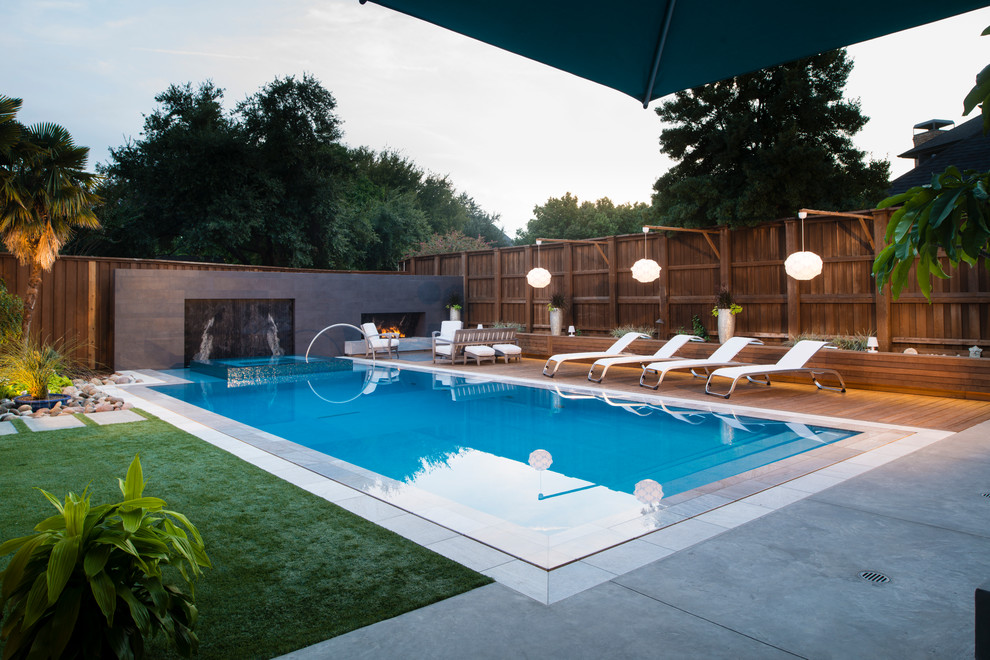 Пример оригинального дизайна: большой прямоугольный бассейн на заднем дворе в стиле модернизм