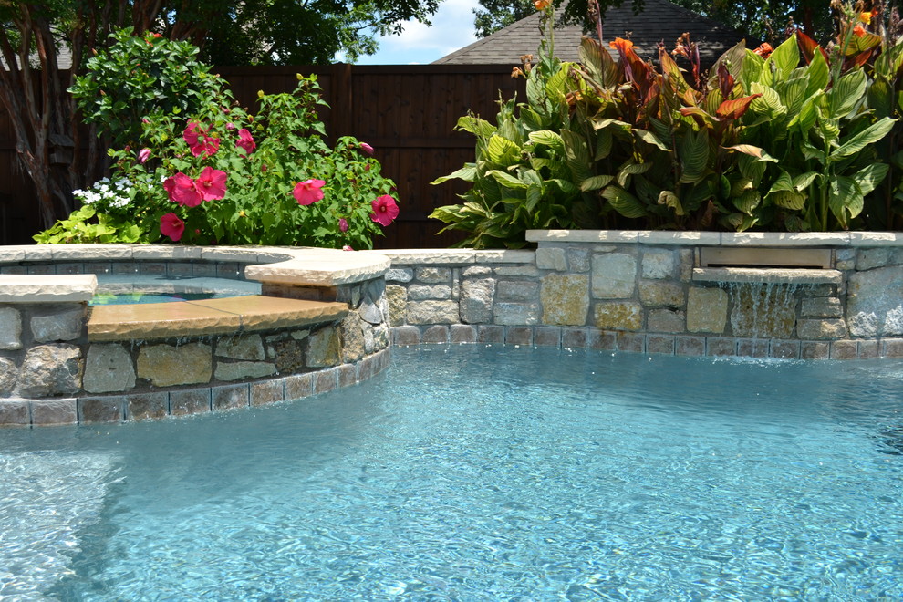 Cette image montre une piscine naturelle et arrière ethnique de taille moyenne et sur mesure avec un bain bouillonnant et une dalle de béton.