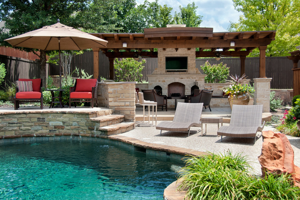 Großer Klassischer Pool hinter dem Haus in individueller Form mit Betonplatten in Dallas