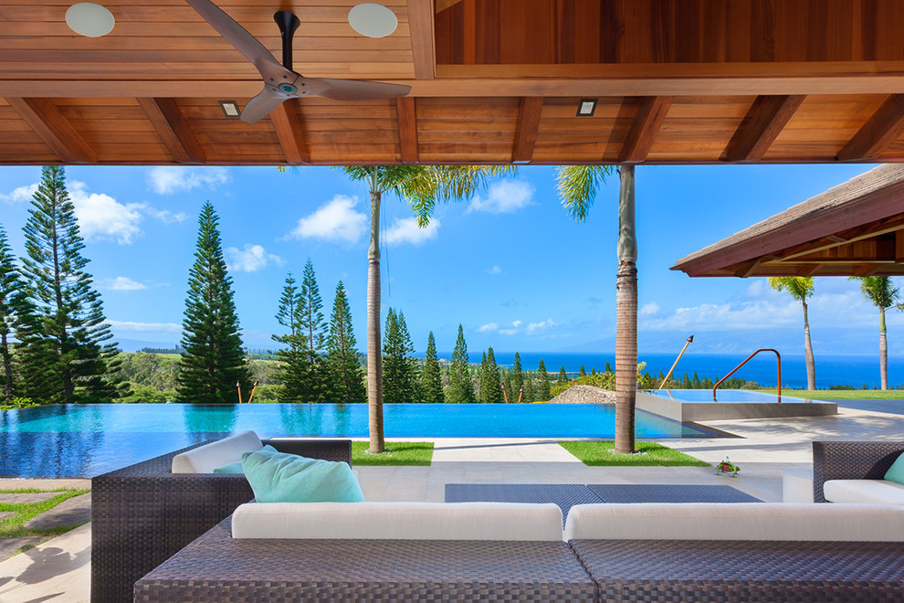 Großer Pool hinter dem Haus in rechteckiger Form mit Betonplatten in Hawaii