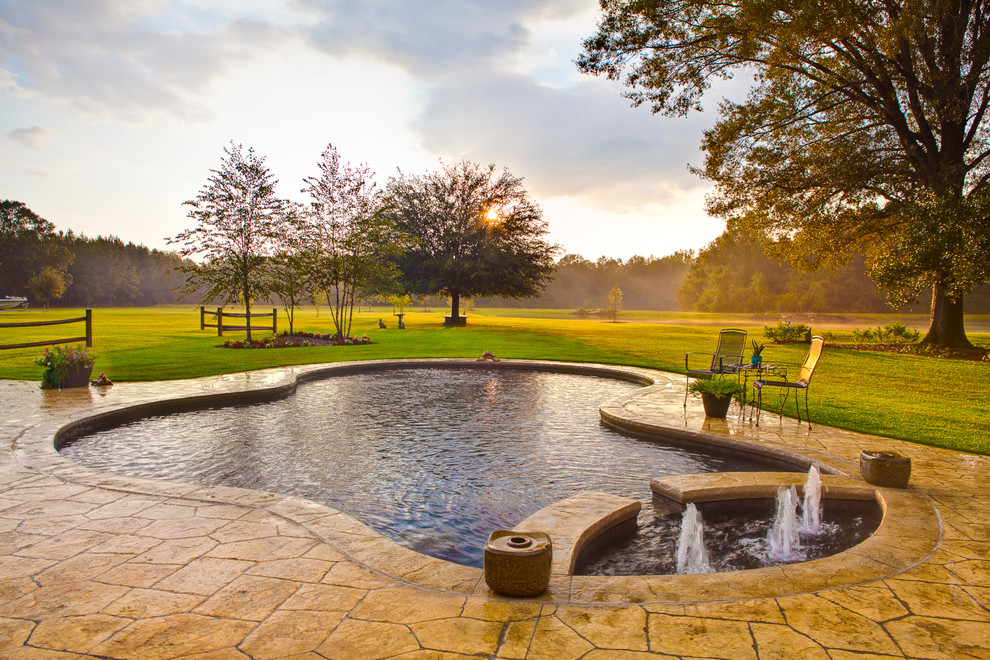 Landhaus Pool in individueller Form mit Natursteinplatten in Charleston