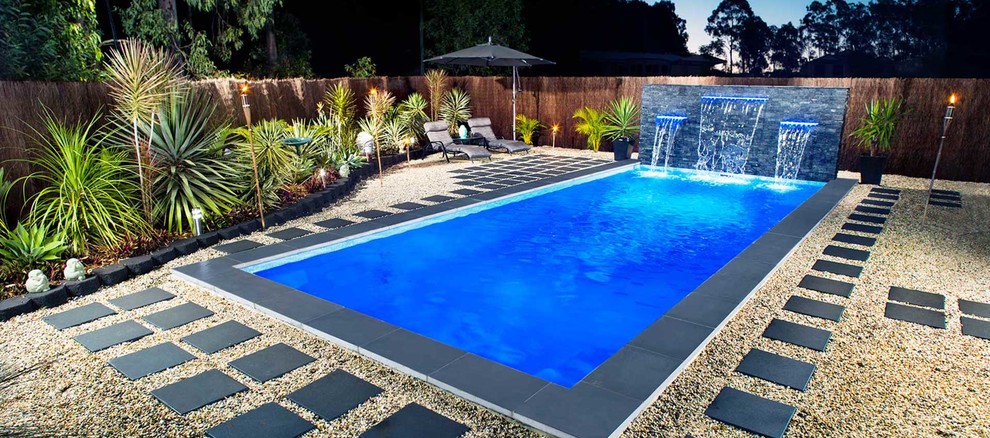 Inspiration pour une piscine design.