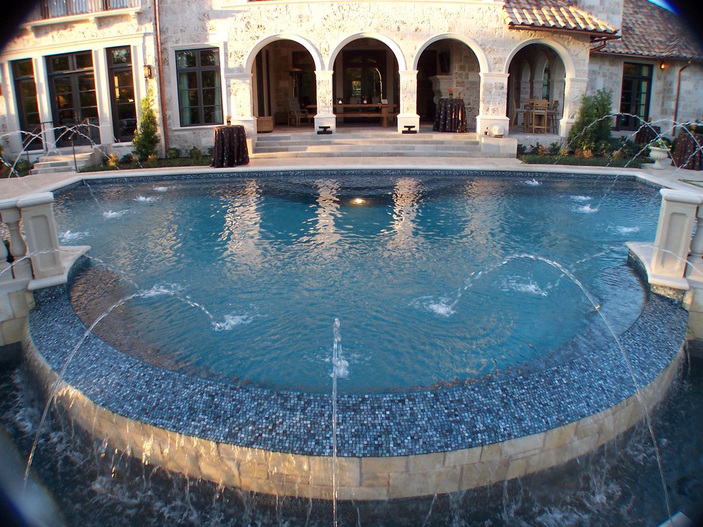 Свежая идея для дизайна: большой прямоугольный бассейн-инфинити на заднем дворе в средиземноморском стиле с фонтаном и покрытием из плитки - отличное фото интерьера
