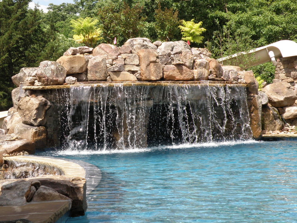 Diseño de piscina con fuente de estilo americano de tamaño medio a medida en patio trasero