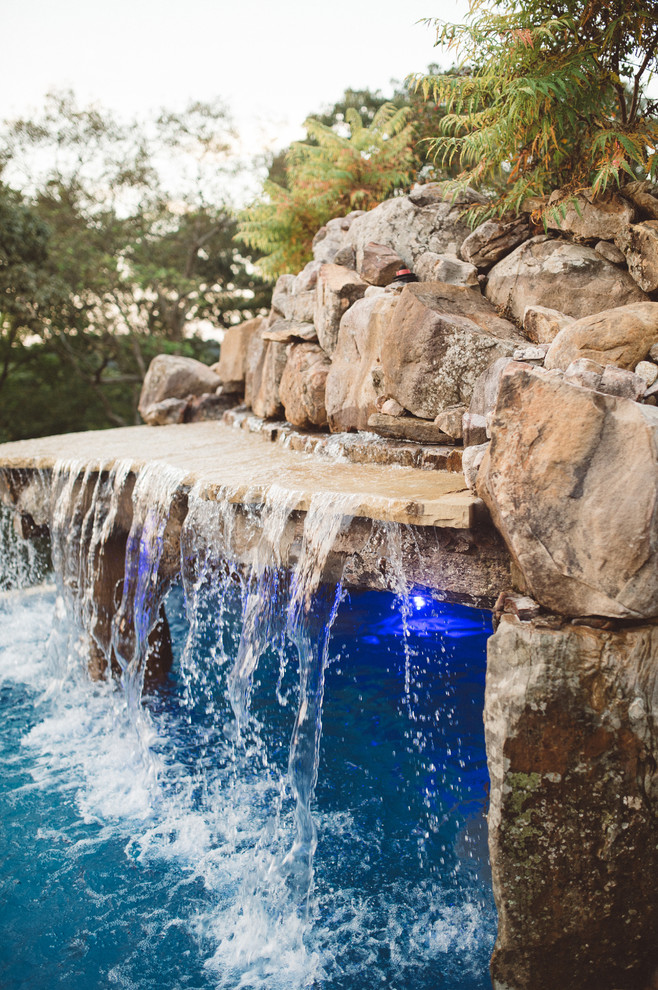 カンザスシティにあるラグジュアリーな広いトラディショナルスタイルのおしゃれな裏庭プール (噴水) の写真