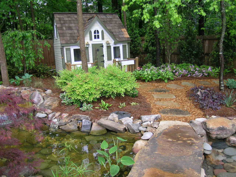 Idee per una grande piscina naturale chic personalizzata dietro casa con fontane e pavimentazioni in pietra naturale