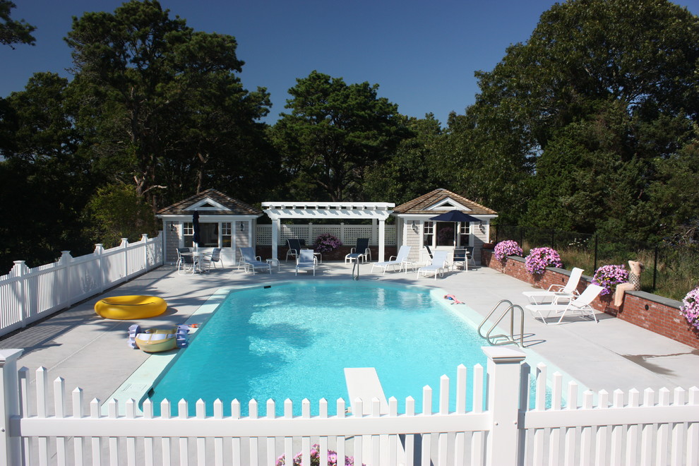 Esempio di una grande piscina naturale stile marinaro rettangolare dietro casa con una dépendance a bordo piscina