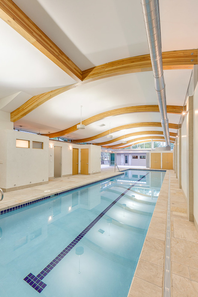 На фото: прямоугольный бассейн среднего размера в доме в современном стиле с покрытием из плитки с