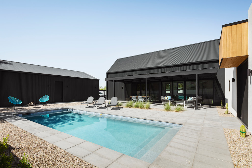 Idées déco pour une petite piscine moderne rectangle avec une cour et des pavés en béton.