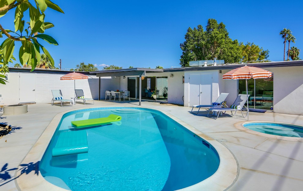 Mittelgroßer Retro Schwimmteich hinter dem Haus in runder Form mit Betonboden in Los Angeles
