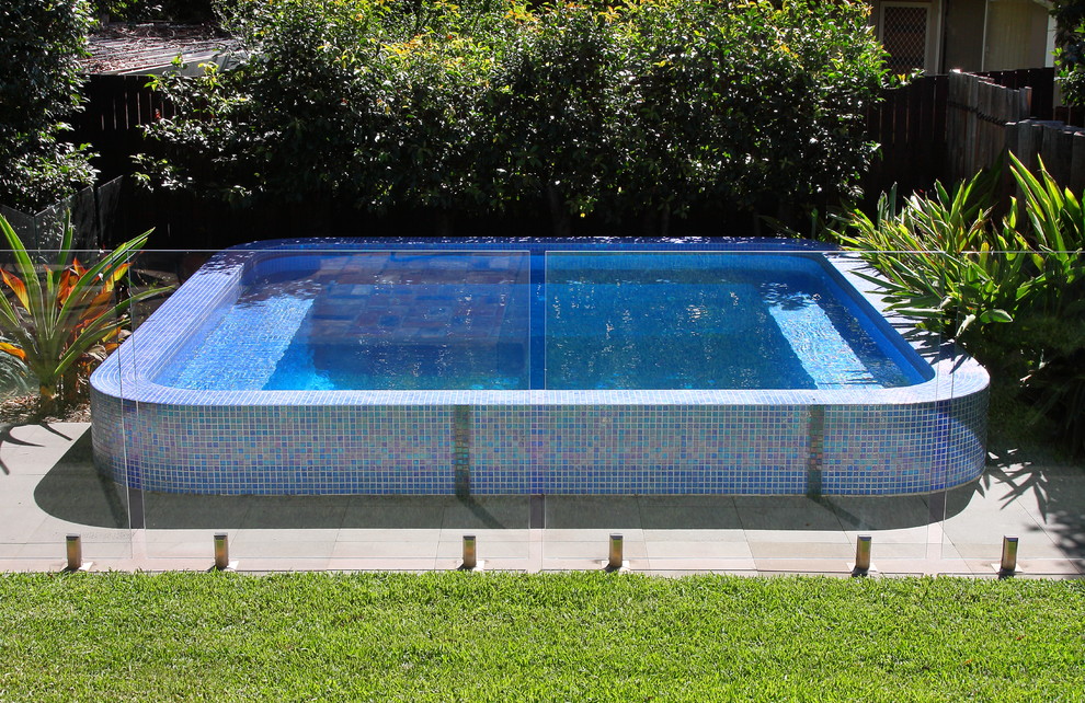 Idee per una piccola piscina minimalista rettangolare dietro casa con pavimentazioni in pietra naturale