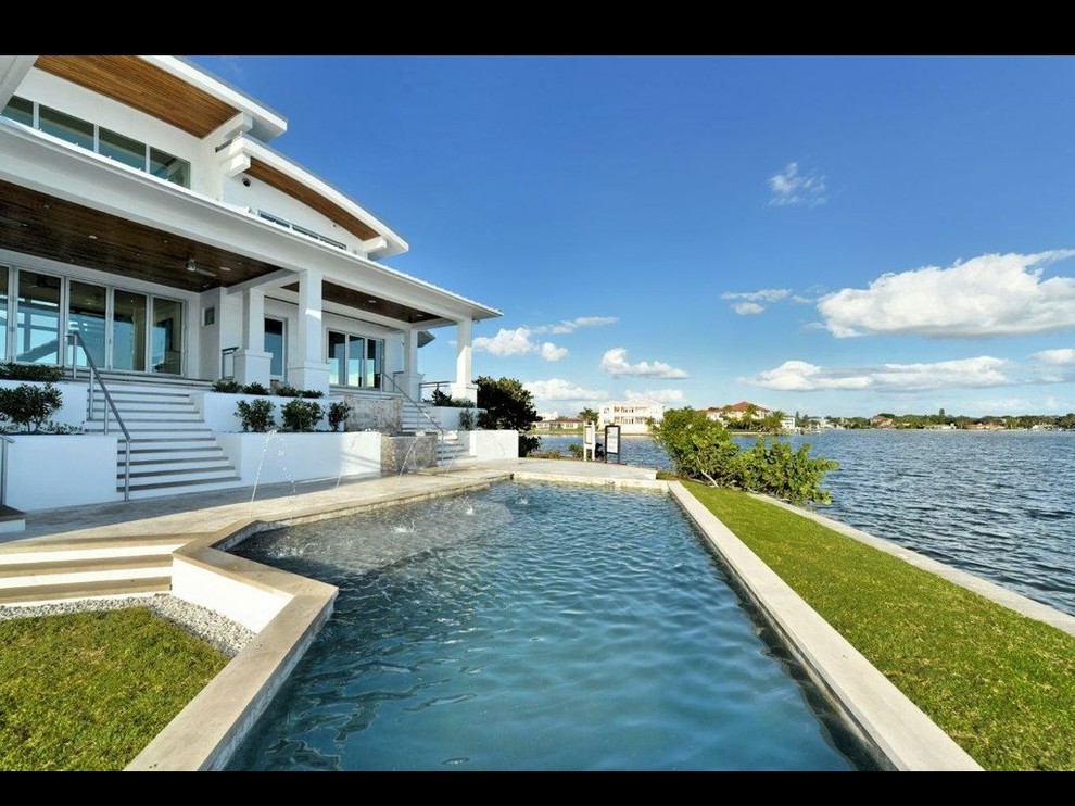 Großer Pool hinter dem Haus in individueller Form mit Betonplatten in Tampa