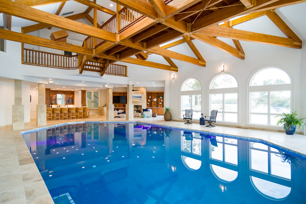 Diseño de piscina alargada tradicional renovada interior y a medida con suelo de baldosas