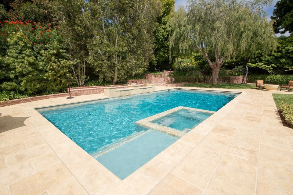 Foto de piscinas y jacuzzis tradicionales de tamaño medio rectangulares en patio trasero con suelo de hormigón estampado