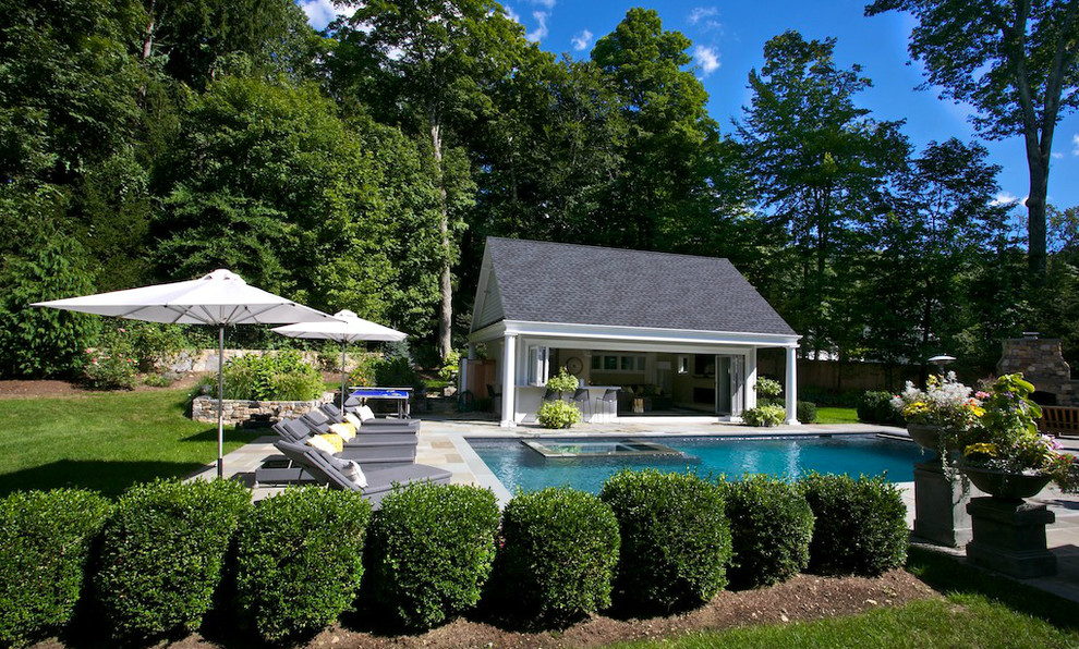 Пример оригинального дизайна: большой прямоугольный, естественный бассейн на заднем дворе в современном стиле с домиком у бассейна и мощением тротуарной плиткой