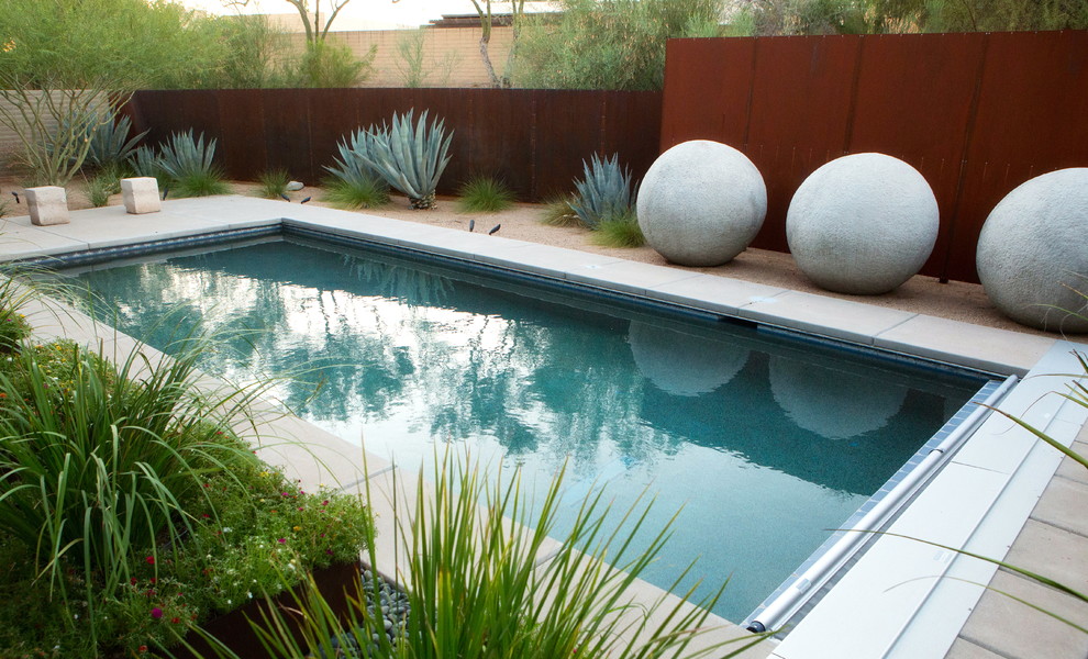 Пример оригинального дизайна: бассейн на внутреннем дворе в современном стиле