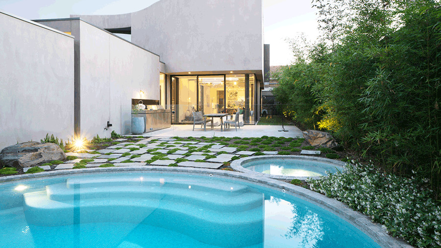 Идея дизайна: большой круглый ландшафтный бассейн на переднем дворе в стиле модернизм с покрытием из гранитной крошки