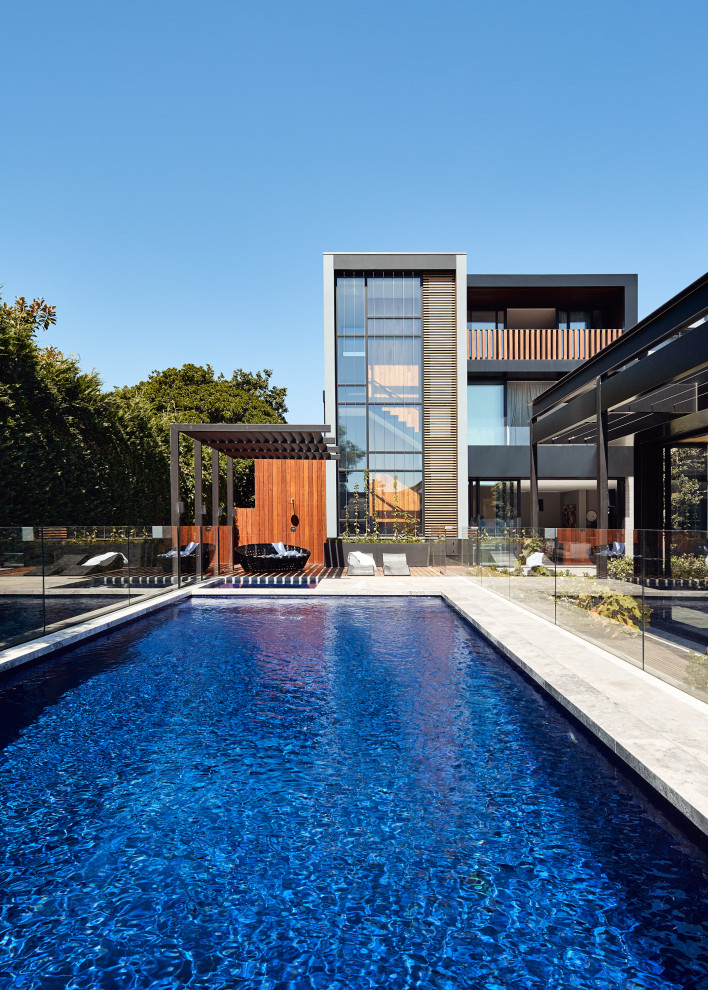 Großes Modernes Sportbecken hinter dem Haus in rechteckiger Form mit Pool-Gartenbau und Betonboden in Melbourne
