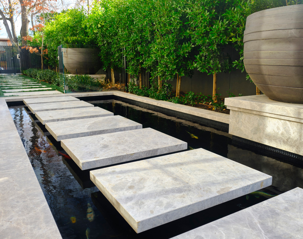 Inspiration pour un petit piscine avec aménagement paysager latéral minimaliste sur mesure.