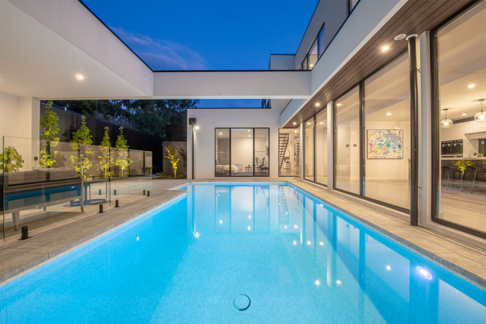 Aménagement d'un petit piscine avec aménagement paysager moderne rectangle avec une cour et des pavés en béton.