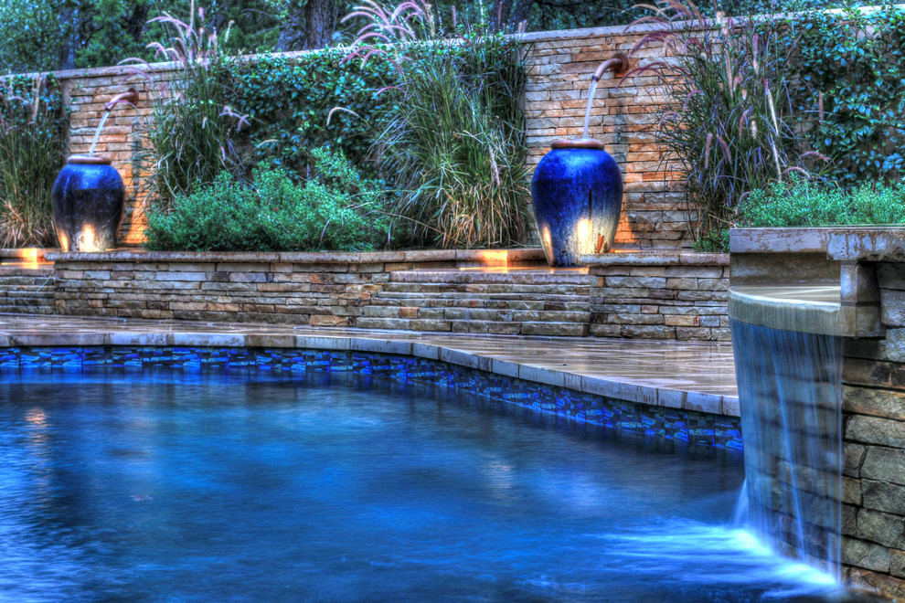 Ejemplo de piscinas y jacuzzis naturales mediterráneos de tamaño medio tipo riñón en patio trasero con adoquines de piedra natural