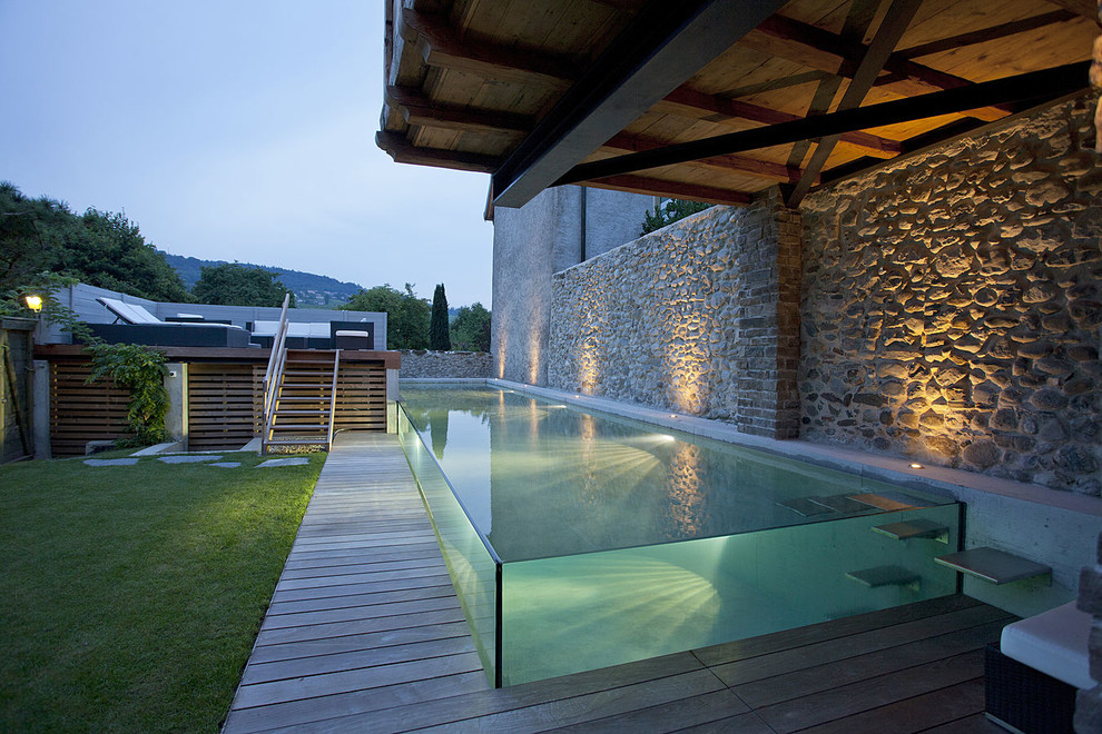 Foto de casa de la piscina y piscina alargada contemporánea grande rectangular en patio lateral con entablado