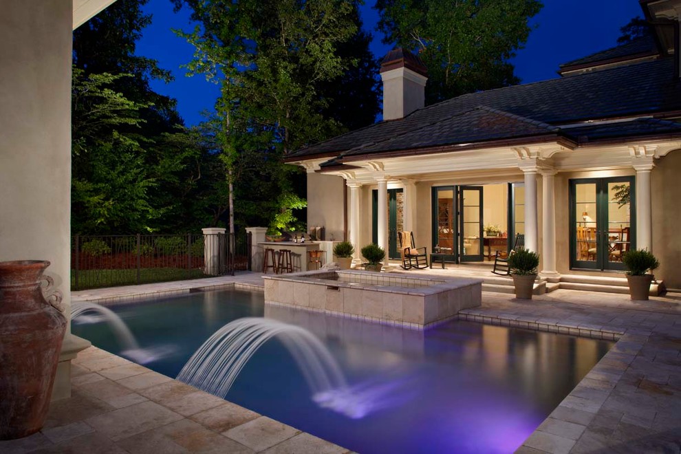 Diseño de piscinas y jacuzzis alargados de estilo americano extra grandes rectangulares en patio trasero con adoquines de piedra natural