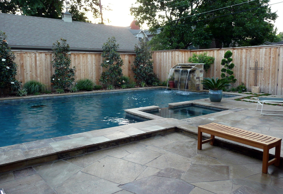 Idées déco pour une piscine arrière contemporaine avec des pavés en pierre naturelle.
