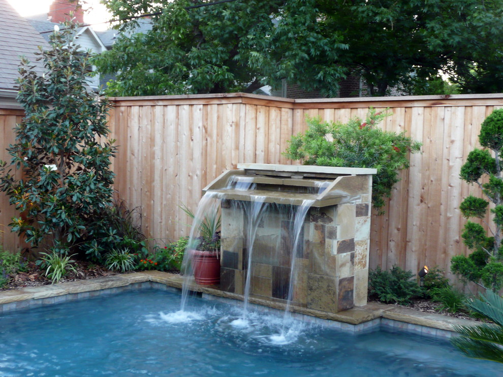 Aménagement d'une piscine arrière contemporaine avec des pavés en pierre naturelle.
