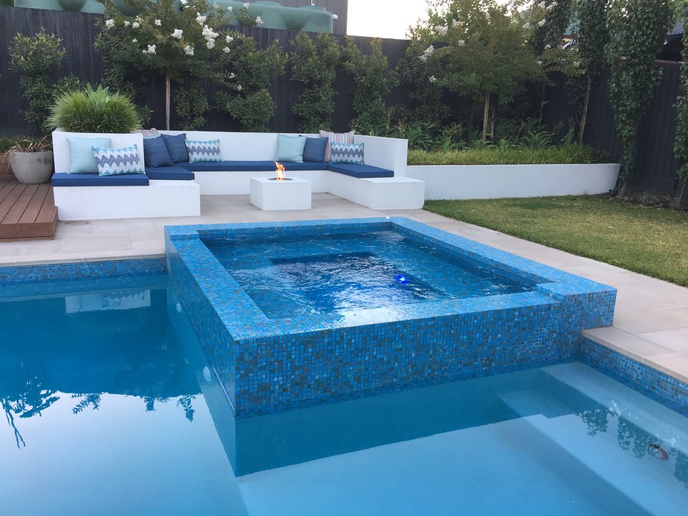 Idée de décoration pour une grande piscine arrière minimaliste rectangle avec des pavés en béton.