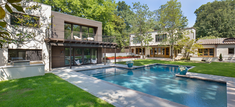 Idee per una grande piscina minimalista rettangolare dietro casa con pavimentazioni in cemento