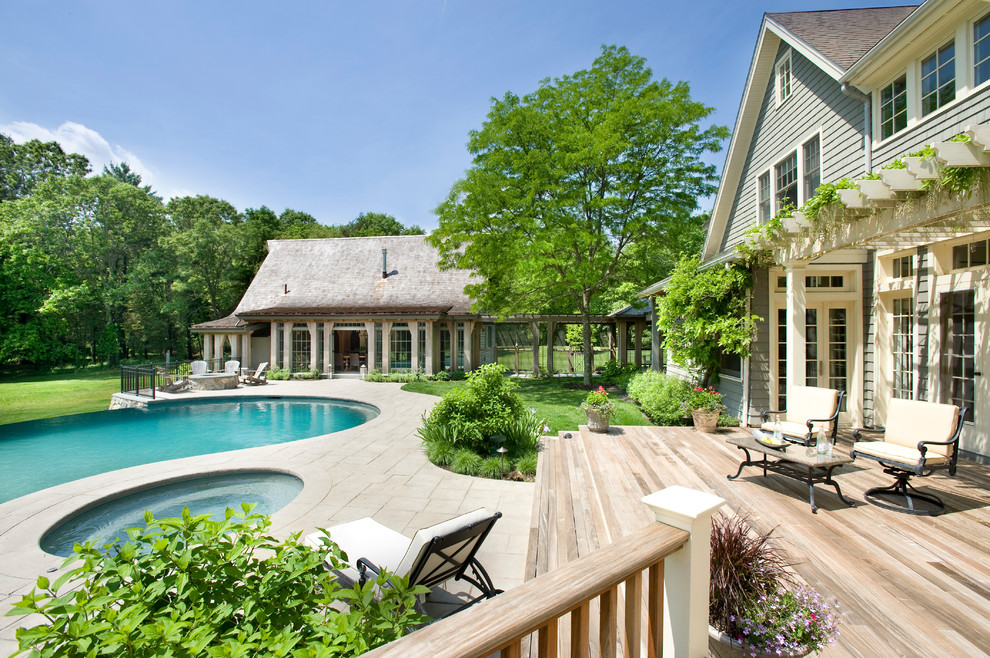 Immagine di una piscina stile rurale dietro casa con una dépendance a bordo piscina