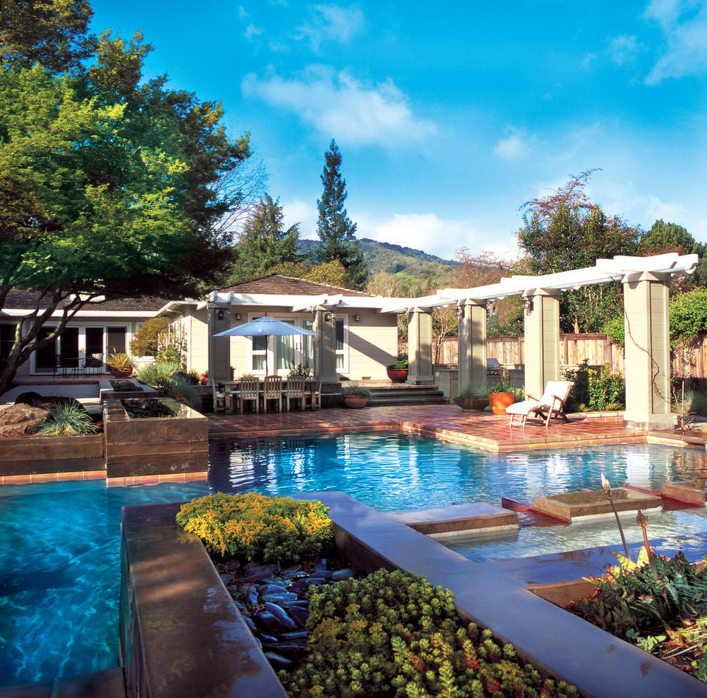 Diseño de piscinas y jacuzzis alargados mediterráneos grandes a medida en patio trasero con suelo de baldosas
