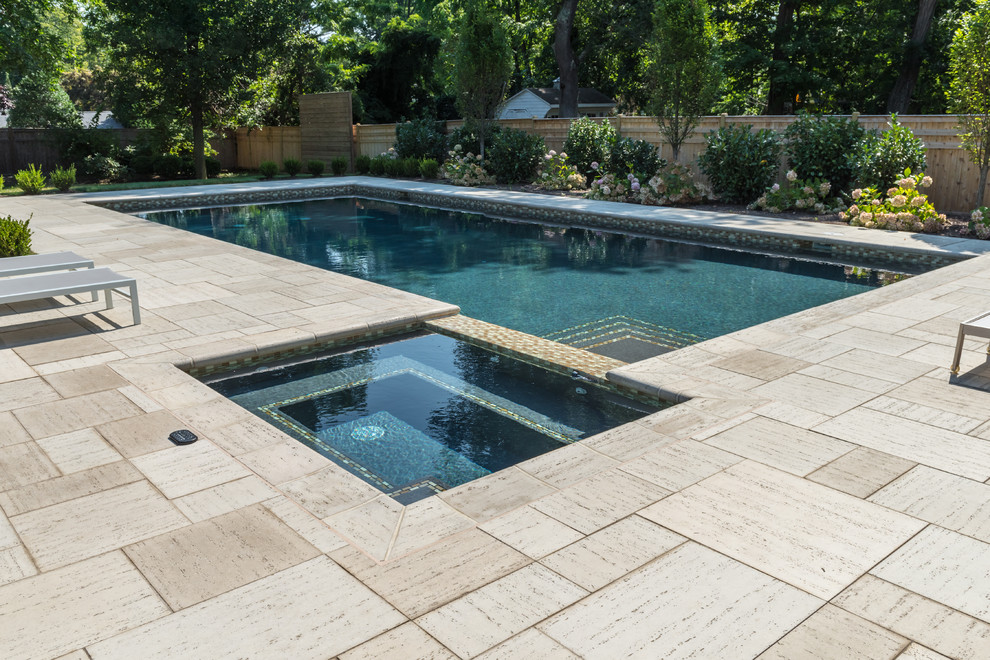Стильный дизайн: прямоугольный бассейн среднего размера в доме в стиле модернизм с мощением клинкерной брусчаткой - последний тренд