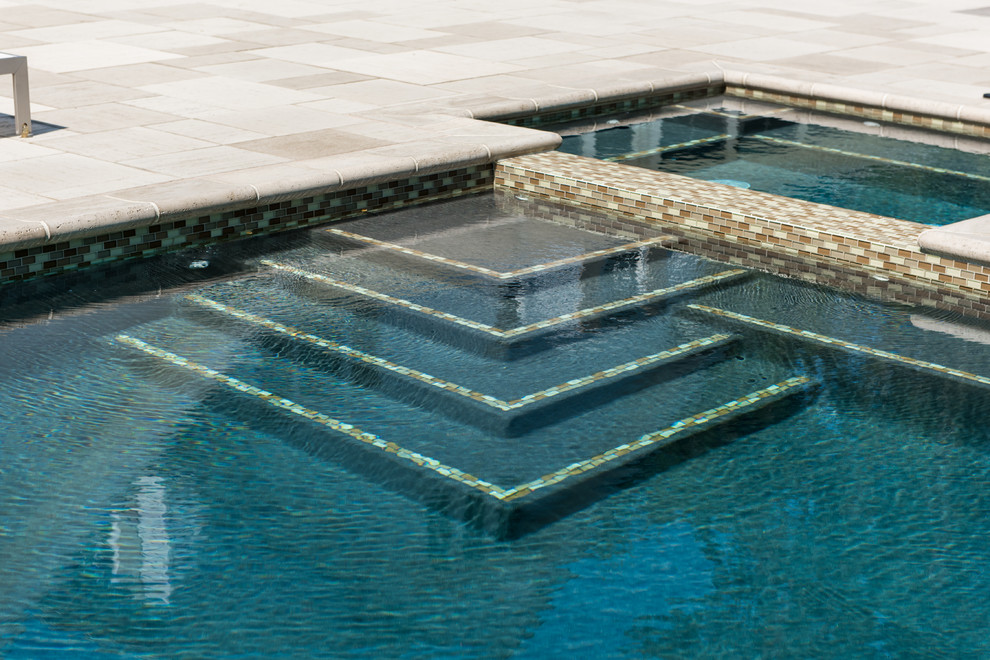 Foto på en mellanstor funkis pool, med marksten i tegel