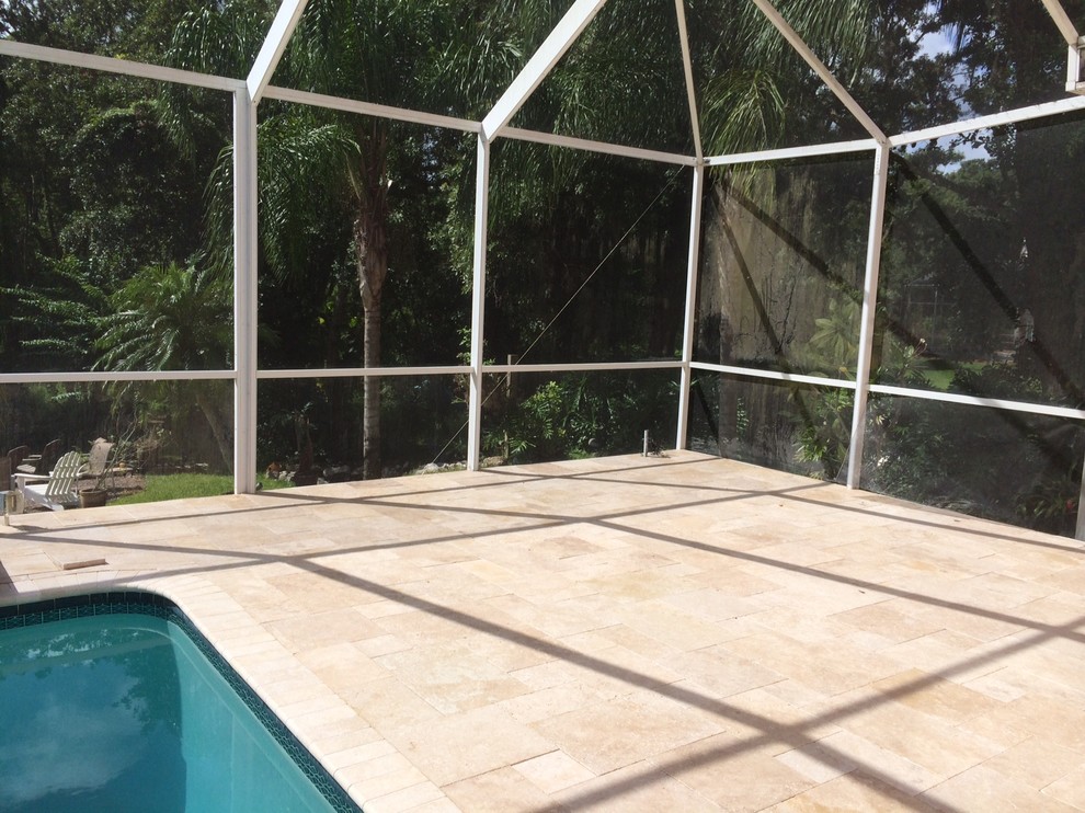 Пример оригинального дизайна: бассейн на заднем дворе в классическом стиле с покрытием из каменной брусчатки