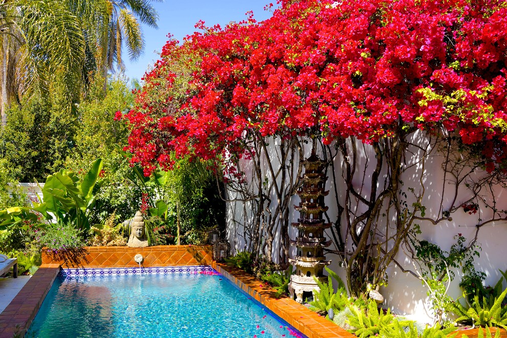 На фото: маленький бассейн в восточном стиле с фонтаном и мощением клинкерной брусчаткой для на участке и в саду