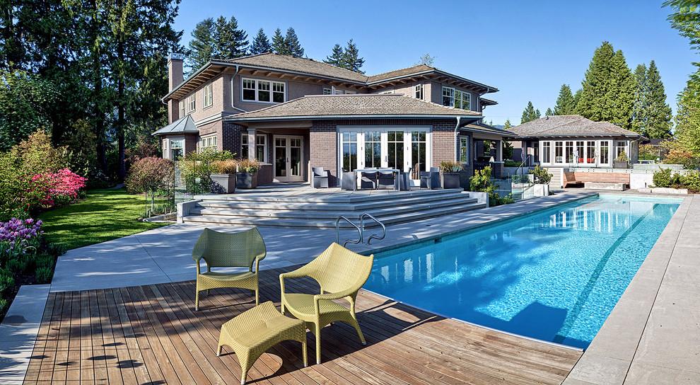 Großer Klassischer Pool hinter dem Haus in rechteckiger Form mit Betonplatten in Vancouver