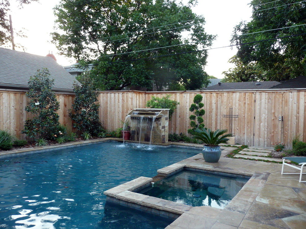 Moderner Pool hinter dem Haus mit Natursteinplatten in Dallas