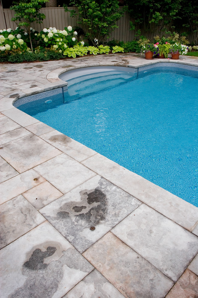 Imagen de piscina clásica de tamaño medio rectangular en patio trasero