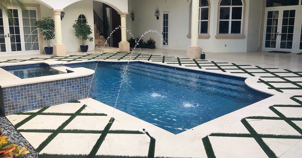 На фото: прямоугольный бассейн среднего размера на внутреннем дворе в средиземноморском стиле с покрытием из каменной брусчатки с