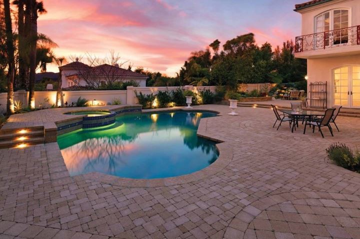 Großer Mediterraner Pool hinter dem Haus in individueller Form mit Betonboden in Los Angeles