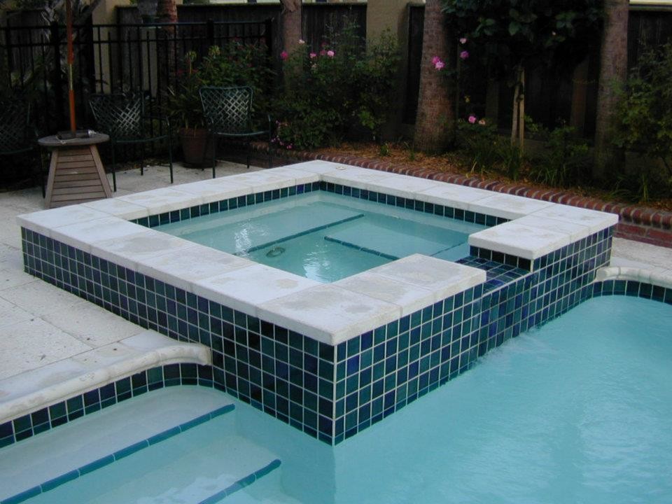 Cette image montre une piscine.