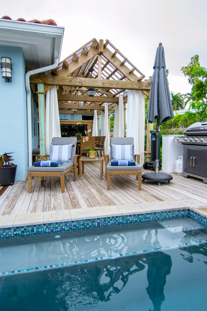 Стильный дизайн: прямоугольный бассейн среднего размера на заднем дворе в морском стиле с настилом и зоной барбекю - последний тренд
