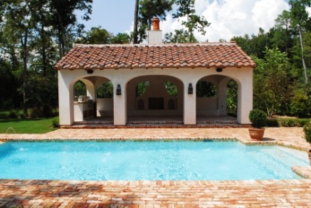 Modelo de piscinas y jacuzzis alargados mediterráneos grandes rectangulares en patio trasero con adoquines de ladrillo